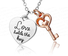 Cargar imagen en el visor de la galería, Pendant “Love Holds The Key”